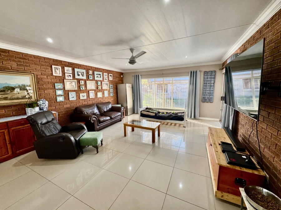 5 Bedroom Property for Sale in Mooivallei Park North West